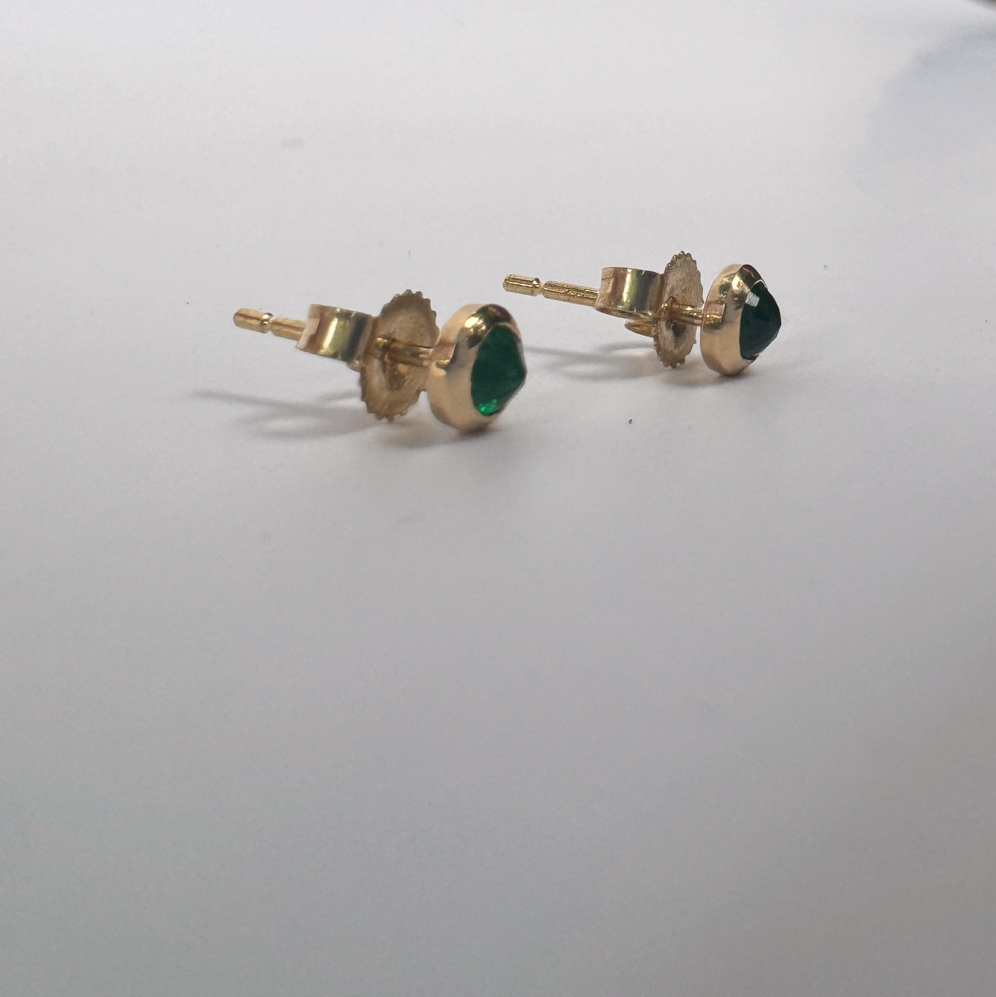 Bezel Studs // Inverted Emeralds 3mm // 14KY