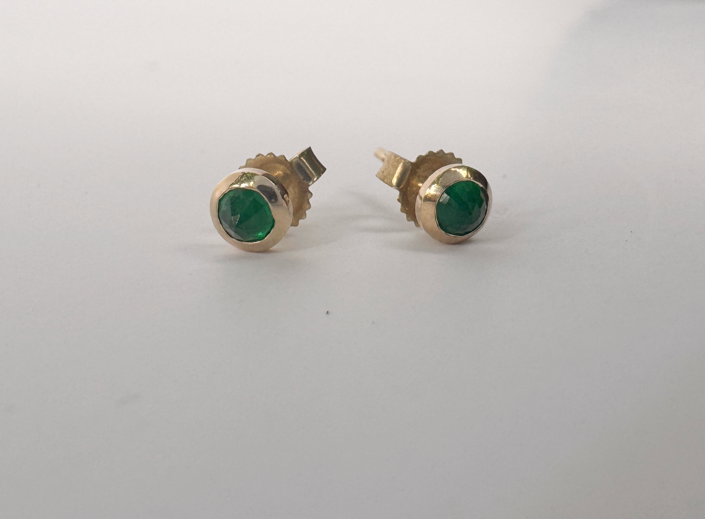 Bezel Studs // Inverted Emeralds 3mm // 14KY